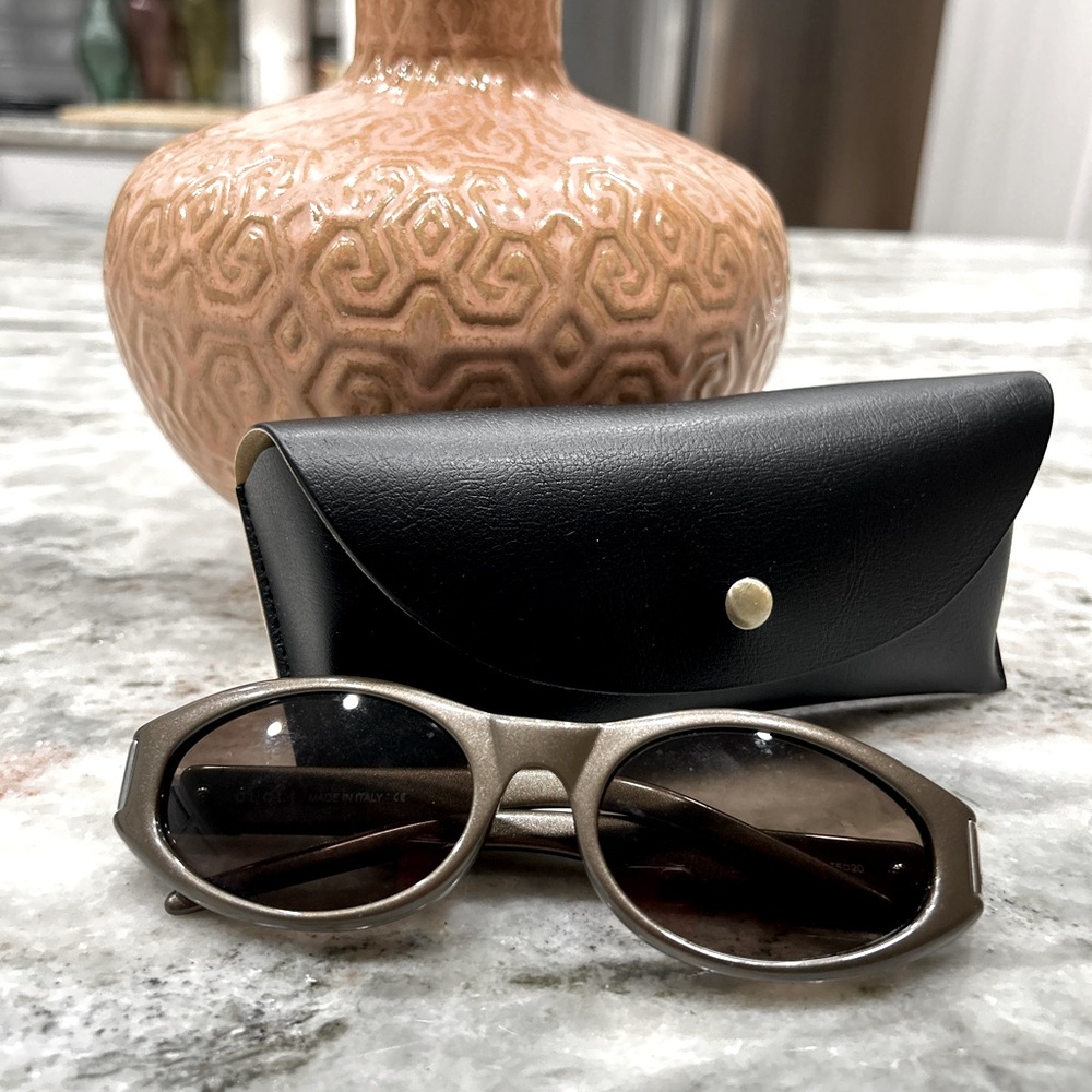 Gucci Authentic 2411/S GG Logo Stylish Oval Shaped Sunglasses